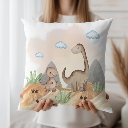 Nahaufnahme der hochwertigen Textil-Illustration – zwei freundliche Dinosaurier auf einem weichen, hautfreundlichen Kissenbezug.
