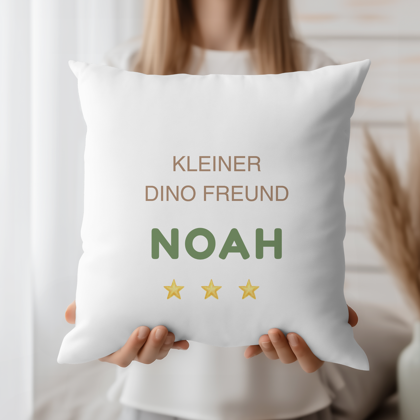 Dino-Kissen mit Namen personalisiert – weißer Kissenbezug mit Aufschrift Kleiner Dino Freund, Wunschname Noah und goldenen Sternen