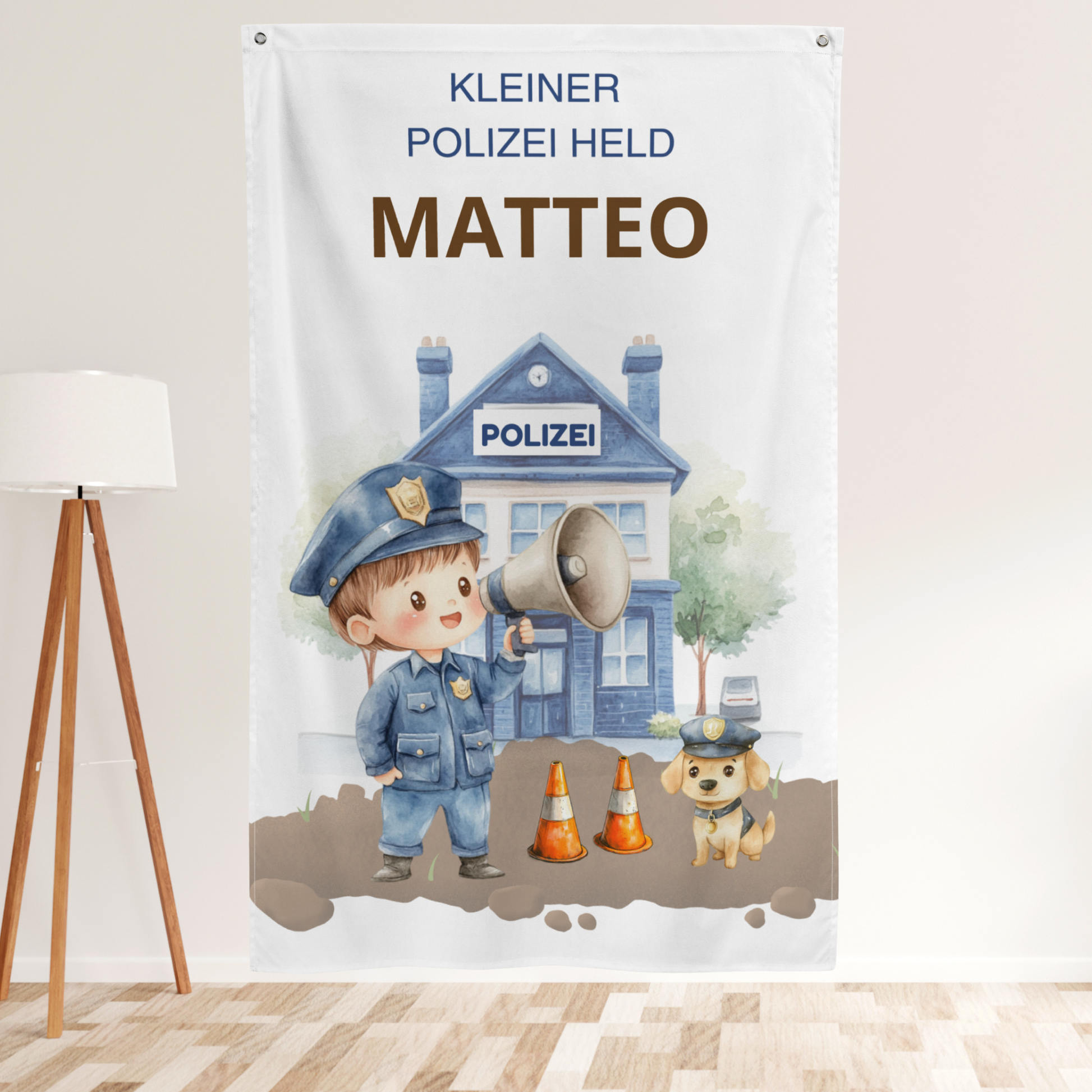 Nahaufnahme der Personalisierung „MATTEO“ und eines kleinen Polizisten mit Megafon auf dem Textil-Wandbanner