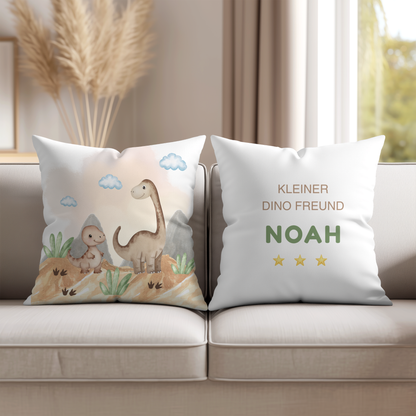 Personalisiertes Kinderkissen mit Dino-Motiv im Aquarell-Stil, Vulkanlandschaft und flauschigen Wolken in Erdtönen.