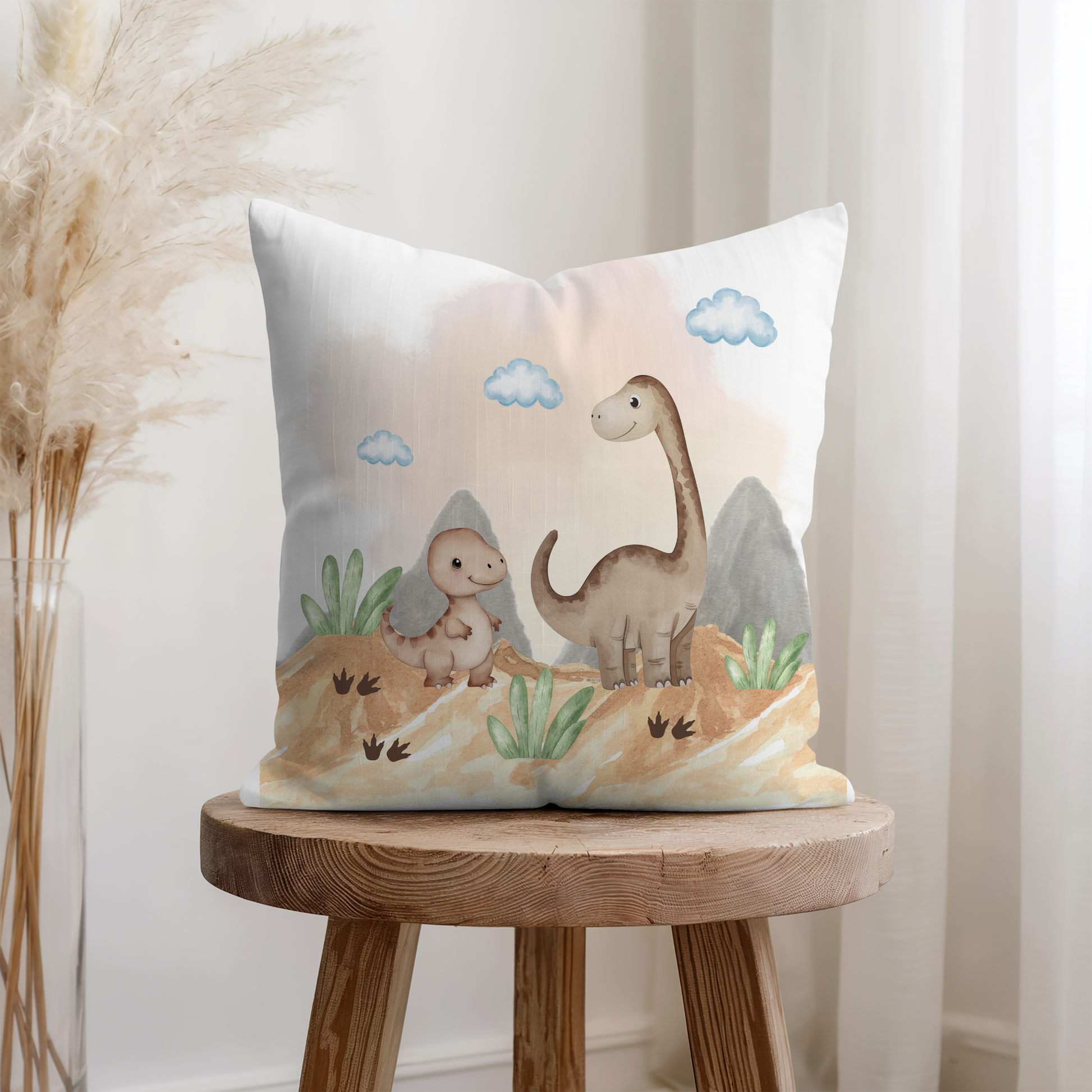 Abenteuerliche Kinderzimmer-Einrichtung: Das personalisierte Dino-Kissen als dekoratives Highlight in einer gemütlichen Kuschelecke.