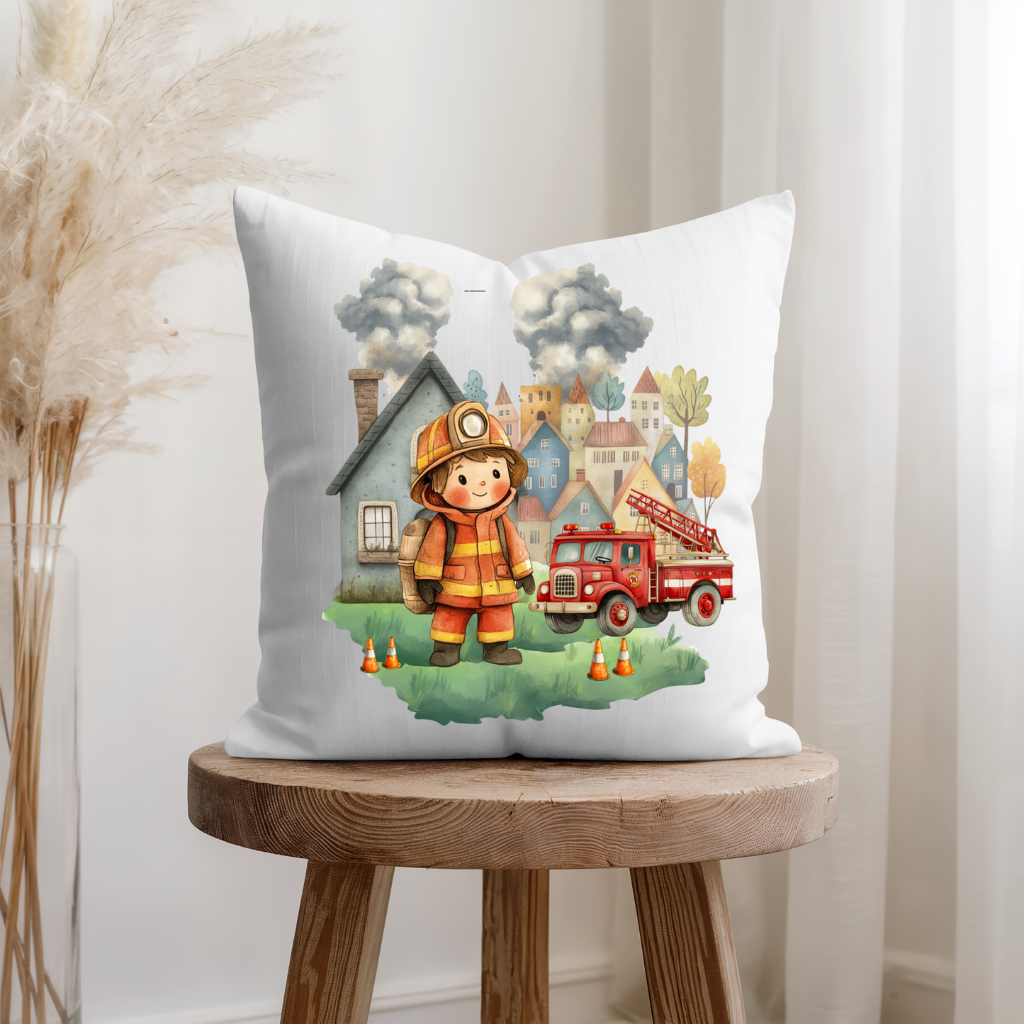 Detailreiches Feuerwehr Motiv mit rotem Löschfahrzeug Leiterwagen und rauchenden Häusern auf Kissenbezug
