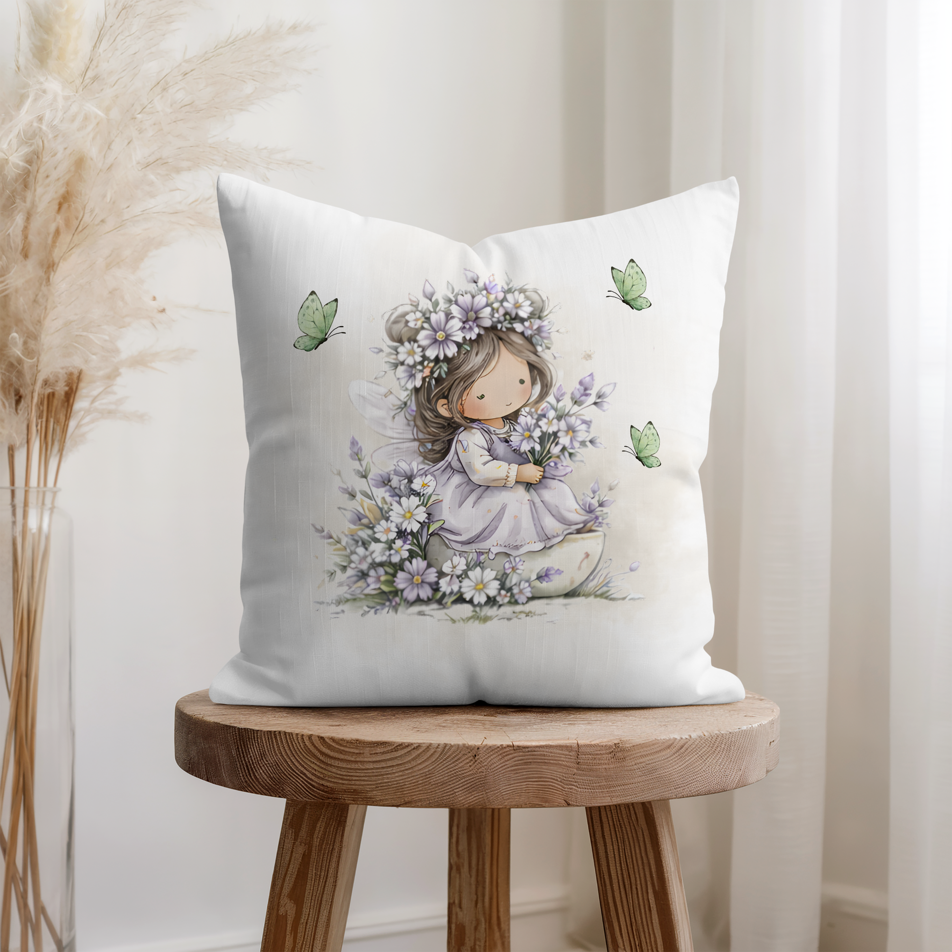 Zauberhafte Kinderzimmer-Deko: Das Blumenmädchen-Kissen als gemütlicher Akzent in einer hellen Wohlfühloase.