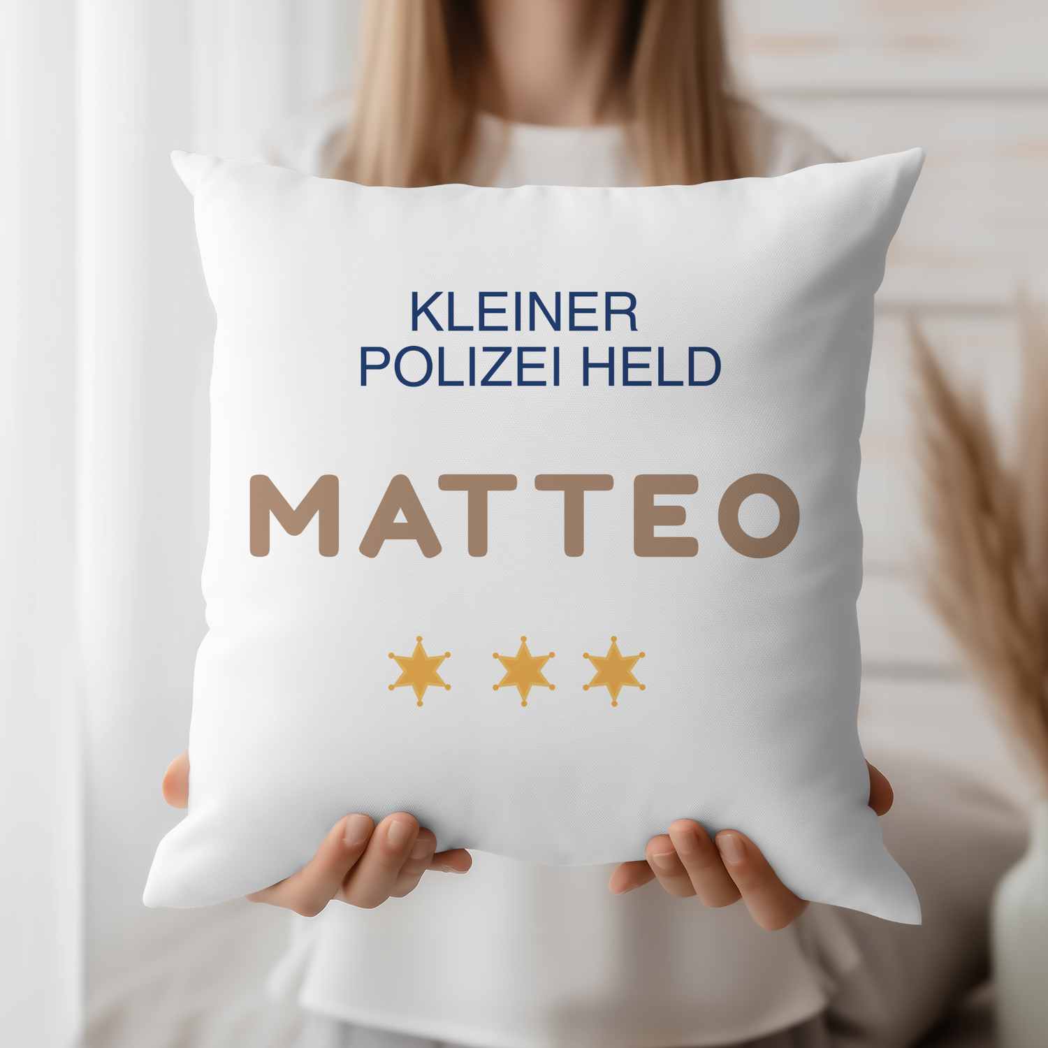 Nahaufnahme des seidig glänzenden Stoffes vom 45x45 cm,  Kissenbezug mit Polizei-Aufdruck.