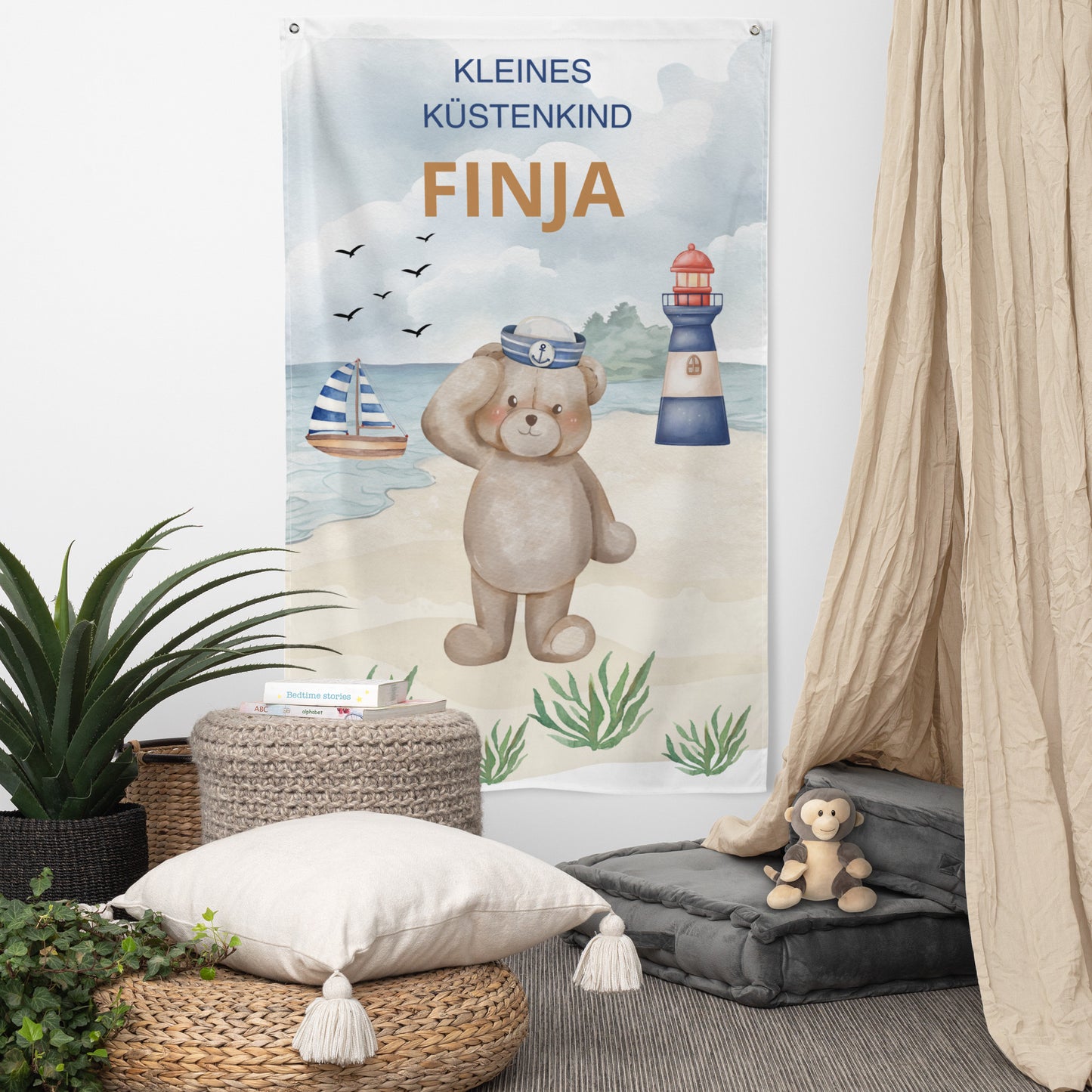 Personalisierter Wandbanner Küstenkind mit Bär und Leuchtturm fürs Kinderzimmer