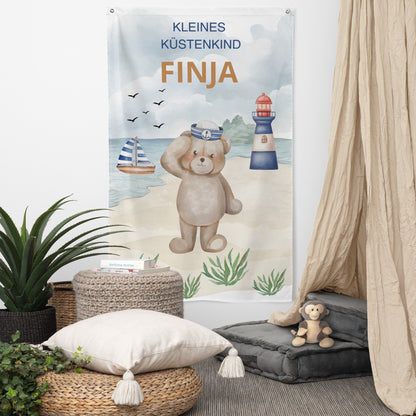 Personalisierter Wandbanner Küstenkind mit Bär und Leuchtturm fürs Kinderzimmer