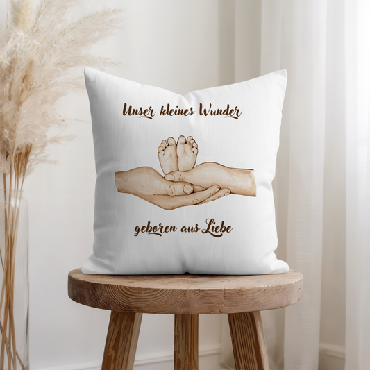 Geburtskissen Baby personalisiert- Vorderseite mit Motiv Elternhände mit  Babyfüßen, ruhiges emotionales Motiv 