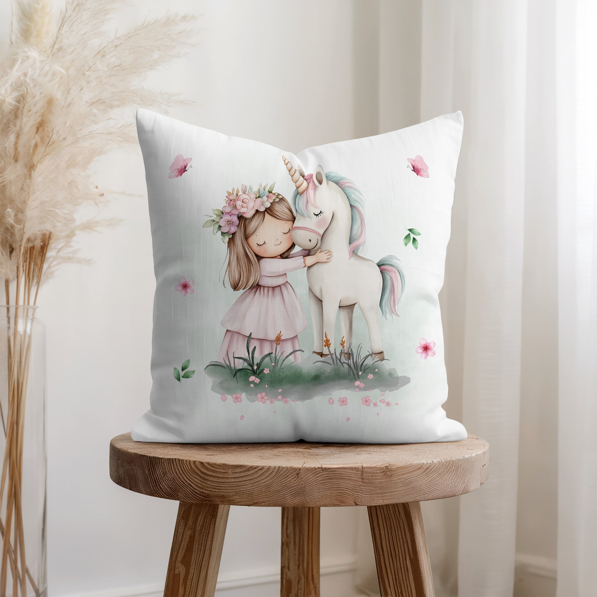 Gemütliche Kinderzimmer Einrichtung mit Einhorn Motivkissen als Blickfang auf einem Hocker.