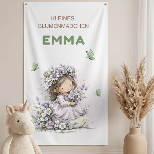 Personalisierbares Wandbanner fürs Kinderzimmer mit Blumenmädchen-Motiv, Schmetterlingen und dem Namen ‚Emma‘ sowie dem Schriftzug ‚Kleines Blumenmädchen‘