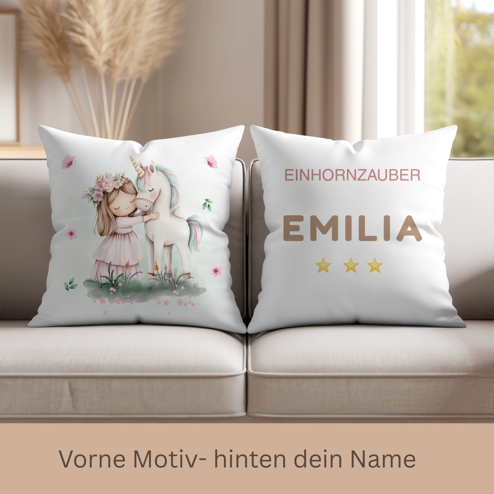 Personalisiertes Einhorn Kinderkissen mit Motiv auf der Vorderseite und individuellem Namen auf der Rückseite.
