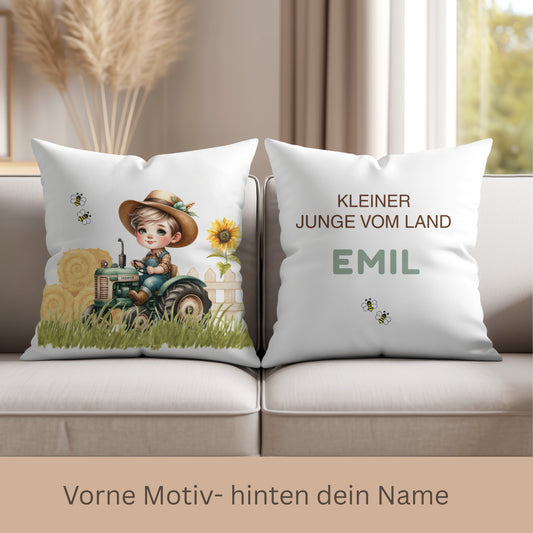 Personalisiertes Kinderkissen " Landjunge" mit Motiv auf der Vorderseite und individuellem Namen auf der Rückseite.