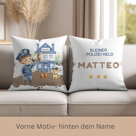 Personalisiertes Polizei  Kinderkissen mit Motiv auf der Vorderseite und individuellem Namen auf der Rückseite.