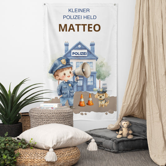 Personalisierter Wandbanner „Kleiner Polizeiheld“ mit Polizeistation, Megafon und Polizeihund im Aquarell-Stil.